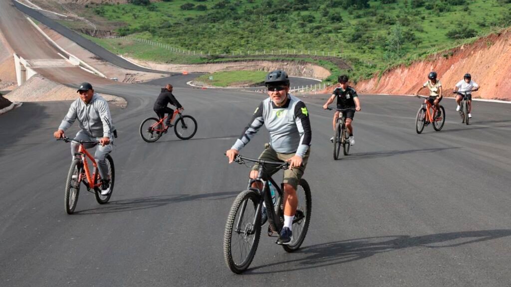 El gobernador Alfredo Ramírez Bedolla supervisa las obras del Segundo Anillo Periférico de Morelia.