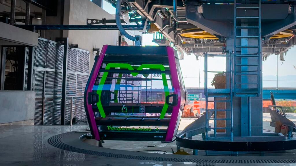 Cabinas inteligentes del teleférico de Morelia con diseño moderno y tecnología de última generación.