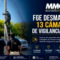 Cámara de videovigilancia instalada de forma irregular en un poste de infraestructura pública.