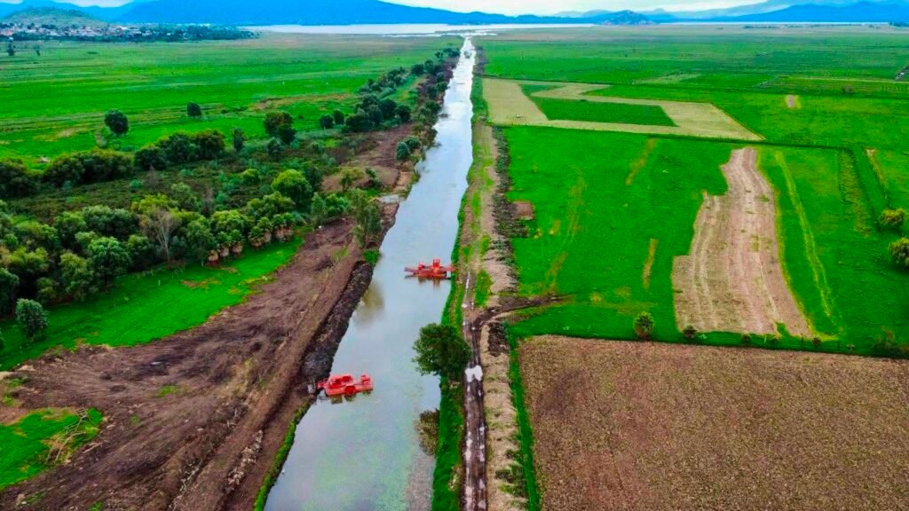 Canal de Erongarícuaro rehabilitado con acceso al lago de Pátzcuaro.