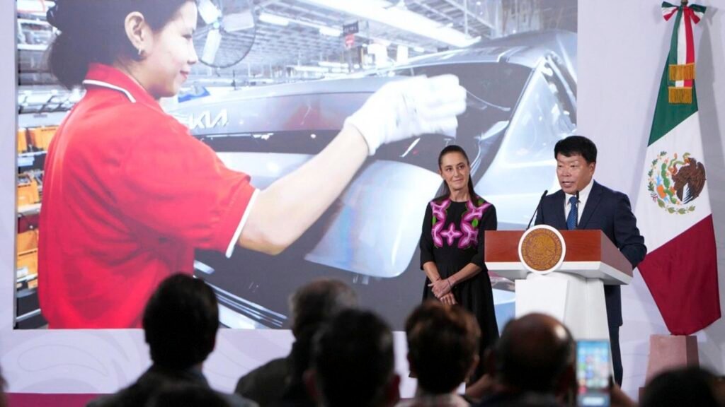 La presidenta Claudia Sheinbaum durante el anuncio de la inversión de Kia en México.