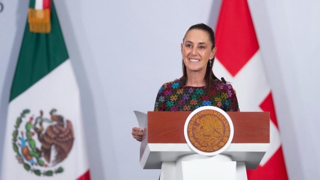 Claudia Sheinbaum presenta indicadores del desempeño económico de México durante la conferencia matutina.