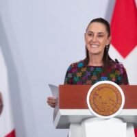 Claudia Sheinbaum presenta indicadores del desempeño económico de México durante la conferencia matutina.