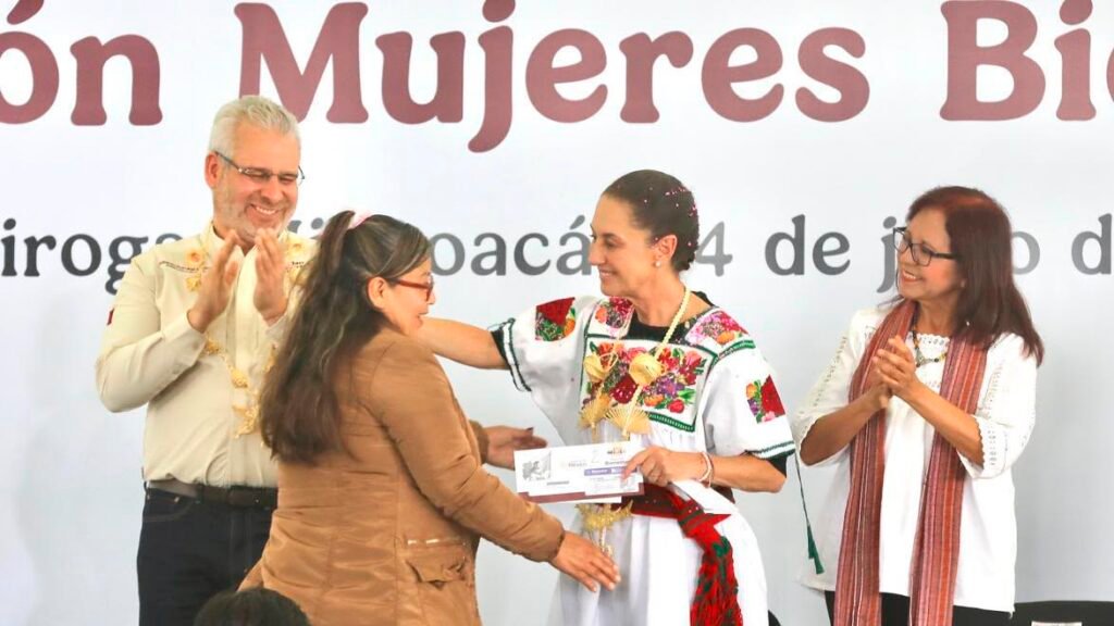 Claudia Sheinbaum durante la entrega de la Pensión Mujeres Bienestar en Michoacán.