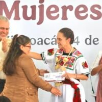 Claudia Sheinbaum durante la entrega de la Pensión Mujeres Bienestar en Michoacán.