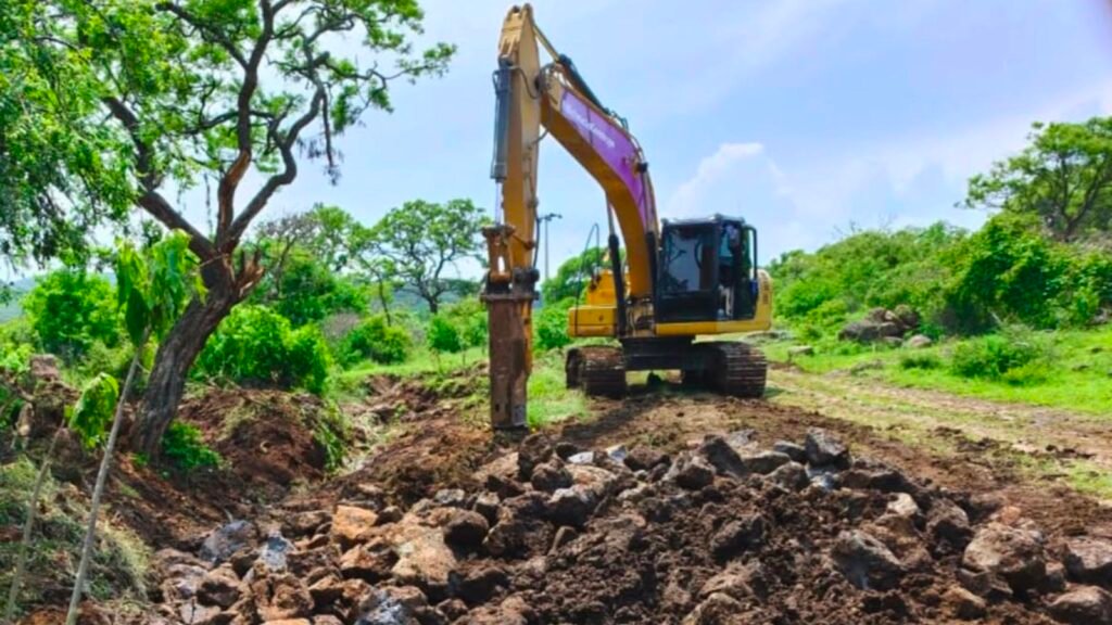 Trabajos de construcción del colector pluvial en la calzada La Huerta de Morelia.