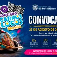 Carro alegórico desciende por una calle del Centro Histórico de Morelia durante el Concurso de Carros Locos.