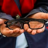 Estudiante de primaria recibe lentes graduados gratuitos como parte de la estrategia Vive Saludable, Vive Feliz.