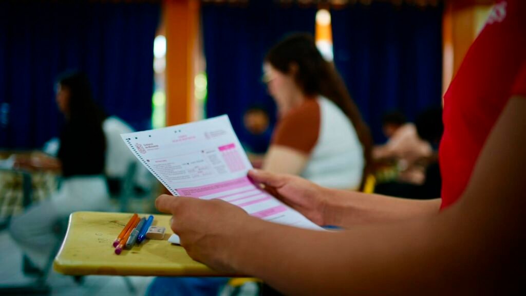 Aspirantes presentan examen Ceneval para ingresar a las Escuelas Normales de Michoacán.