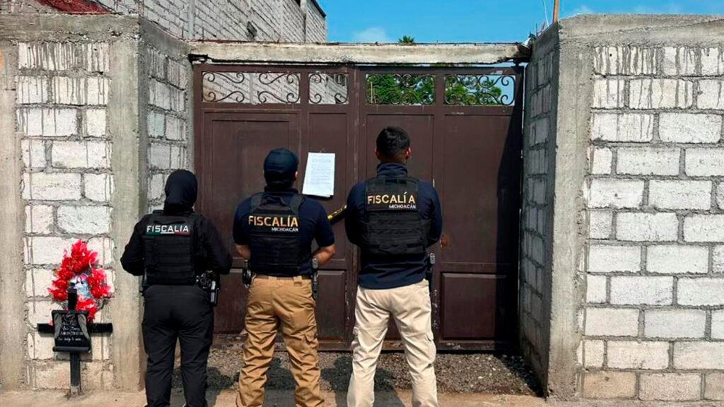 Personal de la Fiscalía General del Estado durante un operativo contra el narcomenudeo en Michoacán.