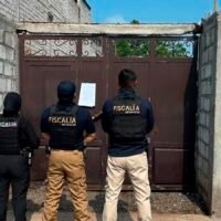 Personal de la Fiscalía General del Estado durante un operativo contra el narcomenudeo en Michoacán.