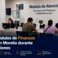 Personal atiende a contribuyentes en un módulo del Satmich en Morelia.
