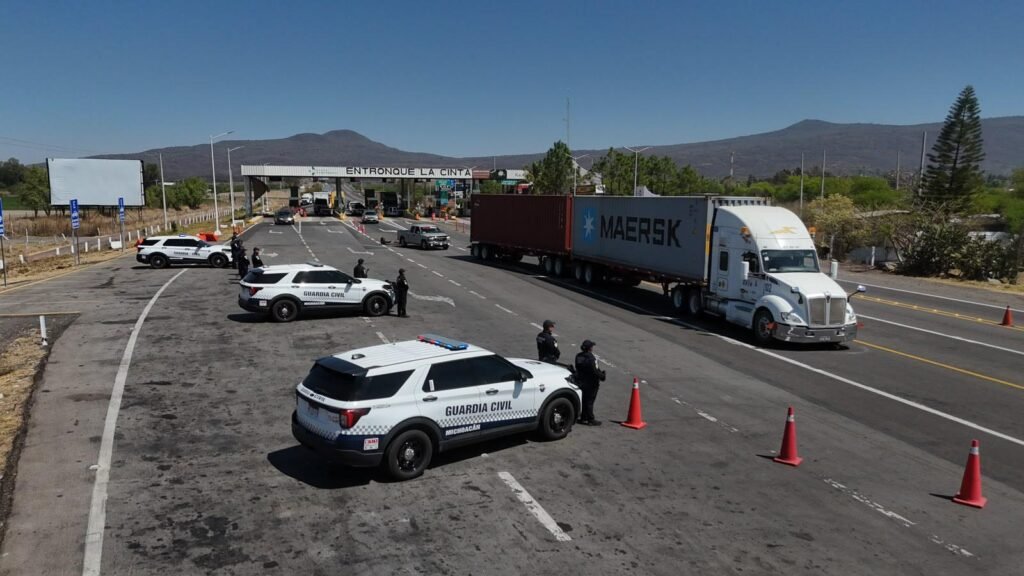 Elementos de la Guardia Civil brindan vigilancia y auxilio vial durante el operativo Verano Seguro en Michoacán.