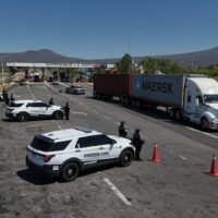 Elementos de la Guardia Civil brindan vigilancia y auxilio vial durante el operativo Verano Seguro en Michoacán.