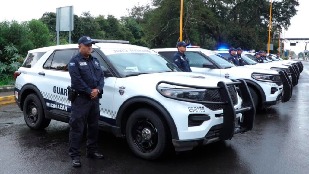 Unidad de Guardianes del Camino brindando apoyo a un automovilista en una carretera de Michoacán.