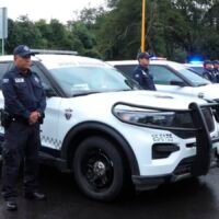 Unidad de Guardianes del Camino brindando apoyo a un automovilista en una carretera de Michoacán.
