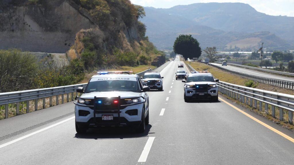 Elementos de la Guardia Civil brindan apoyo a automovilistas durante el operativo Guardianes del Camino en Michoacán.
