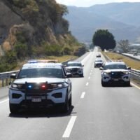 Elementos de la Guardia Civil brindan apoyo a automovilistas durante el operativo Guardianes del Camino en Michoacán.