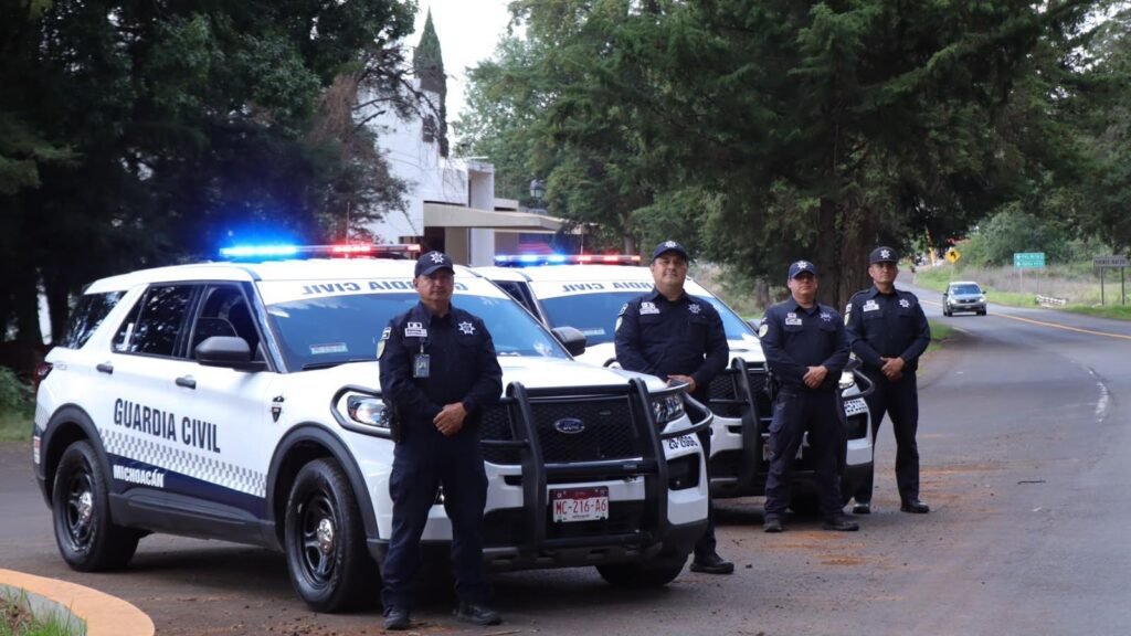 Patrullas Ford Police Interceptor de Guardianes del Camino durante recorridos en carreteras de Michoacán.