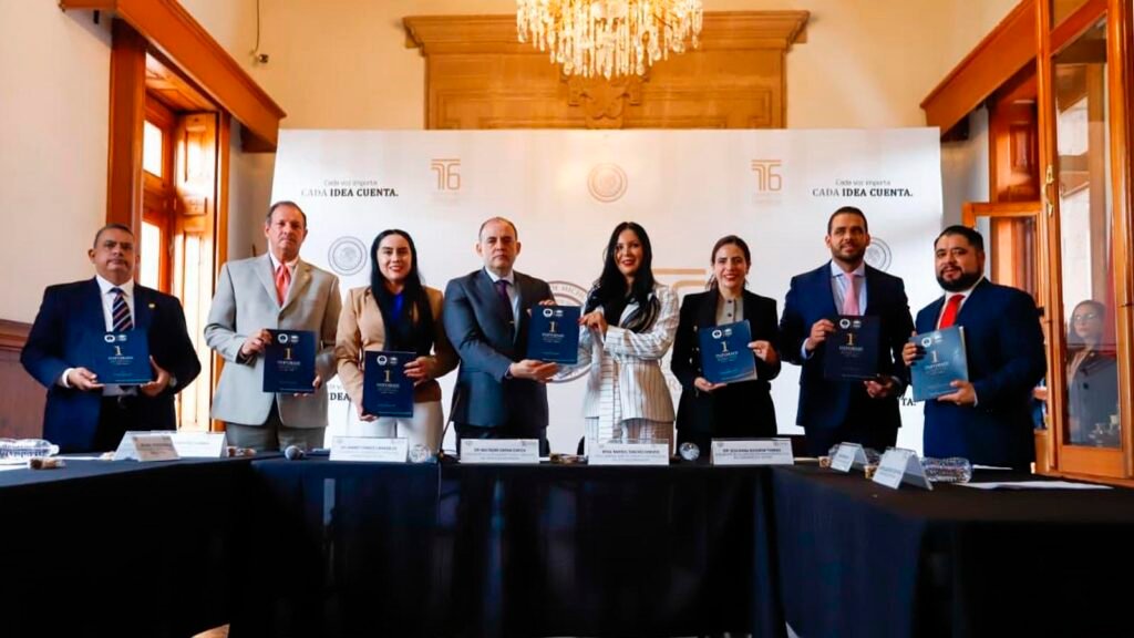 Entrega del Primer Informe de Resultados de la Fiscalía Anticorrupción al Congreso de Michoacán.