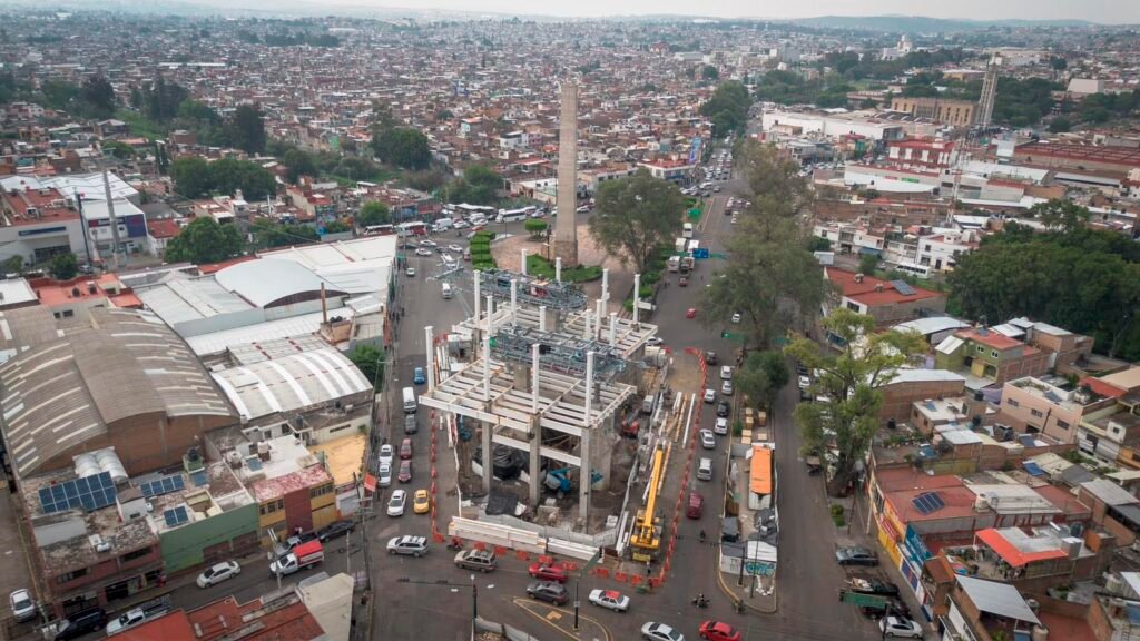 Trabajos de instalación del cable principal del teleférico de Morelia.