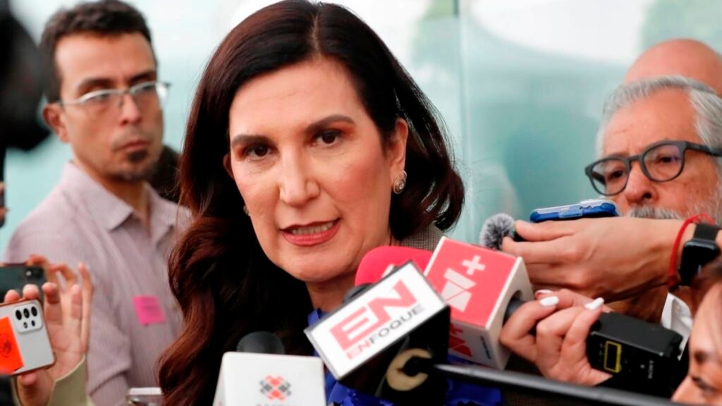 Kenia López Rabadán ofrece declaraciones a medios en la Cámara de Diputados.