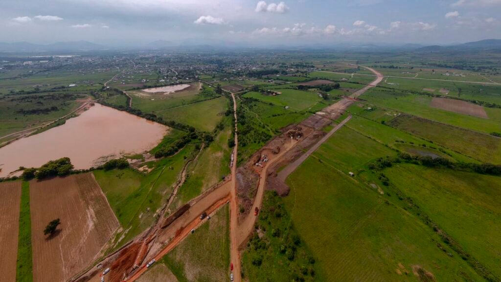 Obras de construcción del nuevo libramiento de Maravatío en el oriente de Michoacán.