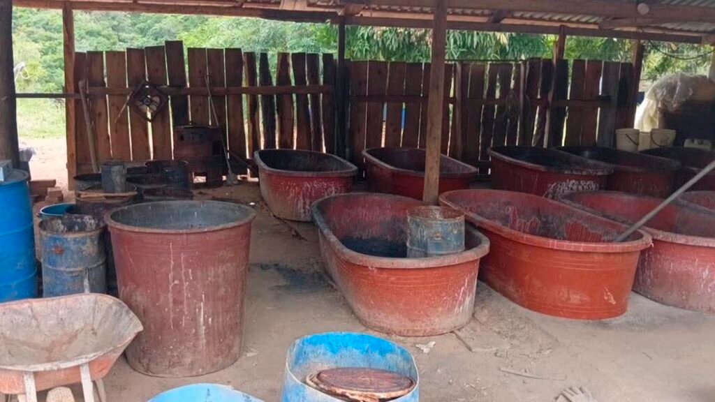 Elementos de la Secretaría de Marina localizaron e inhabilitaron un laboratorio clandestino en Arteaga, Michoacán, y aseguraron precursores químicos y equipo presuntamente utilizado para fabricar drogas sintéticas.