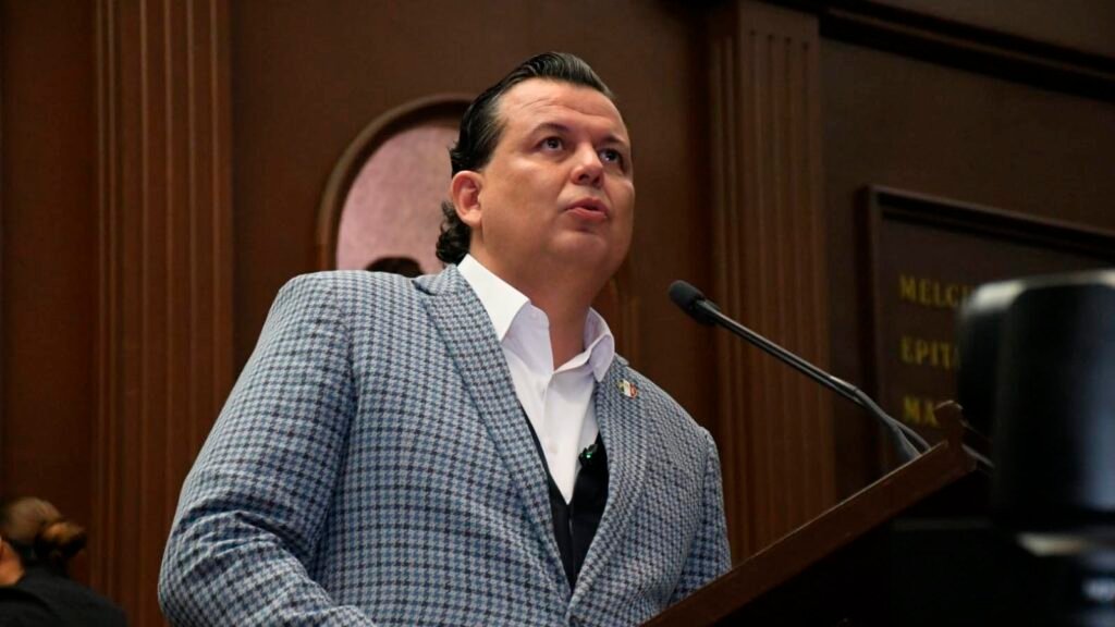 Memo Valencia celebra la aprobación de la reforma que tipifica el desplazamiento forzado como delito en Michoacán.