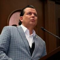Memo Valencia celebra la aprobación de la reforma que tipifica el desplazamiento forzado como delito en Michoacán.