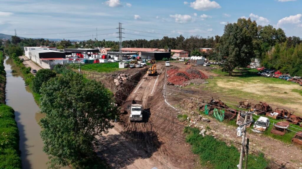 Maquinaria pesada trabaja en la construcción del ramal Independencia y la modernización del periférico de Morelia.