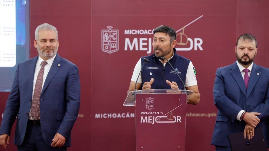 Roberto Arias en conferencia de prensa en Casa Michoacán