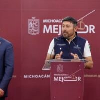 Roberto Arias en conferencia de prensa en Casa Michoacán