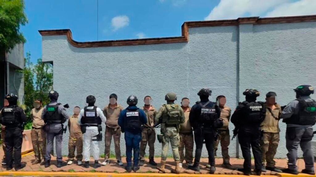 Elementos de seguridad durante el operativo que derivó en la detención de 10 personas en La Piedad.