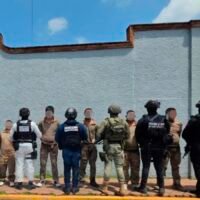 Elementos de seguridad durante el operativo que derivó en la detención de 10 personas en La Piedad.