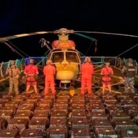 Elementos de la Secretaría de Marina durante un operativo de aseguramiento de droga en el Océano Pacífico.