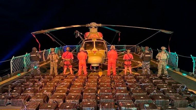 Elementos de la Secretaría de Marina durante un operativo de aseguramiento de droga en el Océano Pacífico.