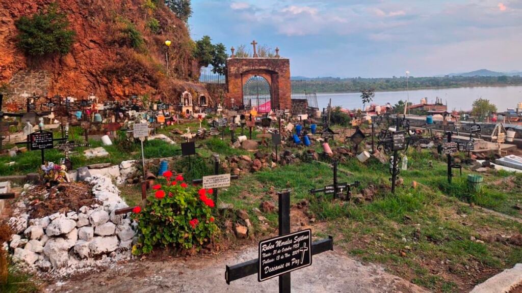 Vista panorámica del panteón de Janitzio donde se realizarán obras de infraestructura para la Noche de Muertos.