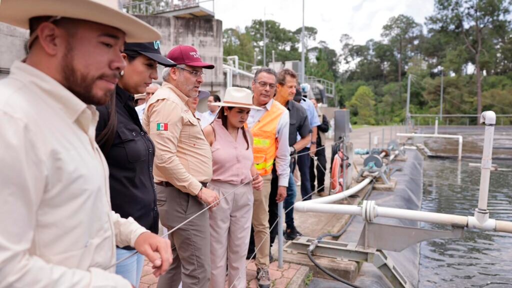 Alfredo Ramírez Bedolla supervisa la Planta de Tratamiento de Aguas Residuales San Antonio en Uruapan.