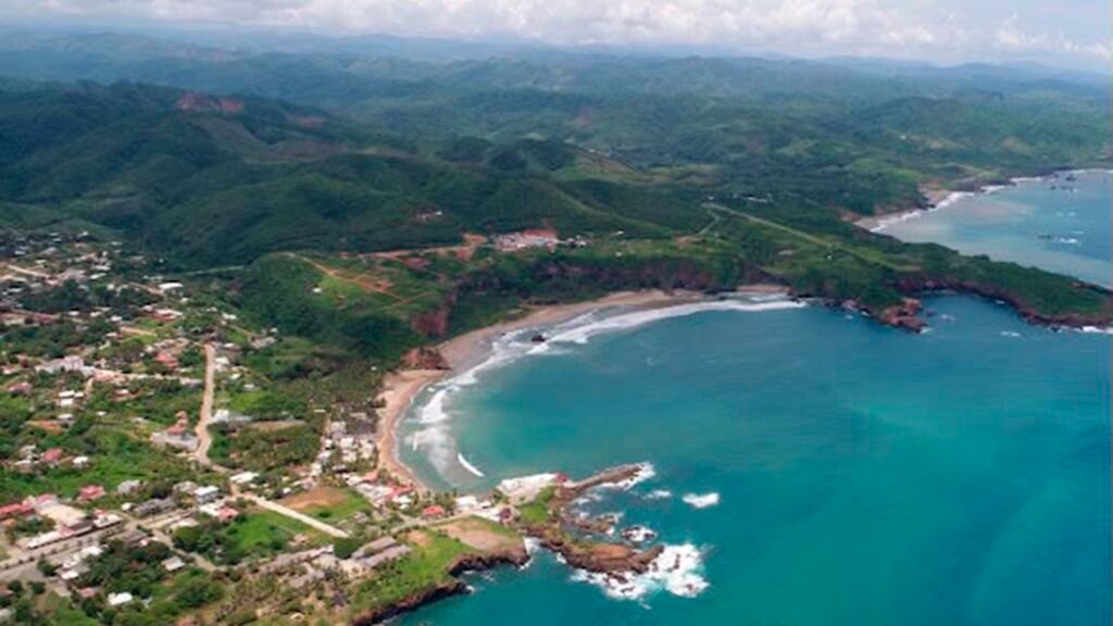 Playa de la Costa Michoacana con agua apta para uso recreativo durante el verano.