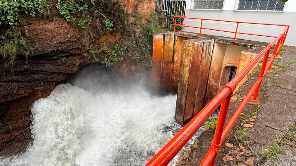 Conagua disminuyó el desfogue de la presa de Cointzio para facilitar la limpieza del Río Grande de Morelia y reducir el riesgo de inundaciones en colonias del poniente.