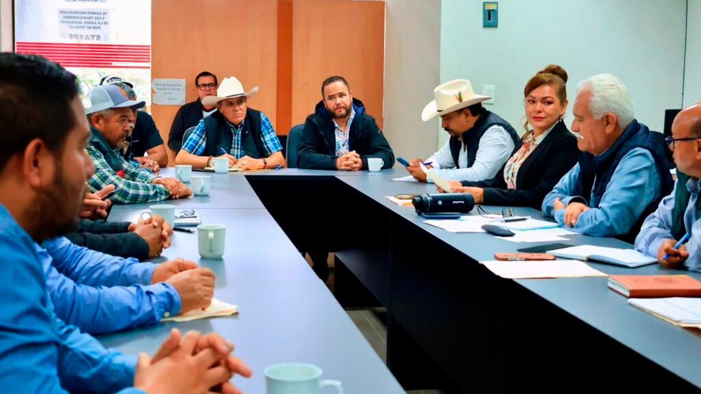 Productores de maíz durante labores de cosecha en Michoacán.