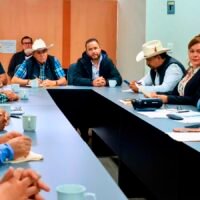 Productores de maíz durante labores de cosecha en Michoacán.