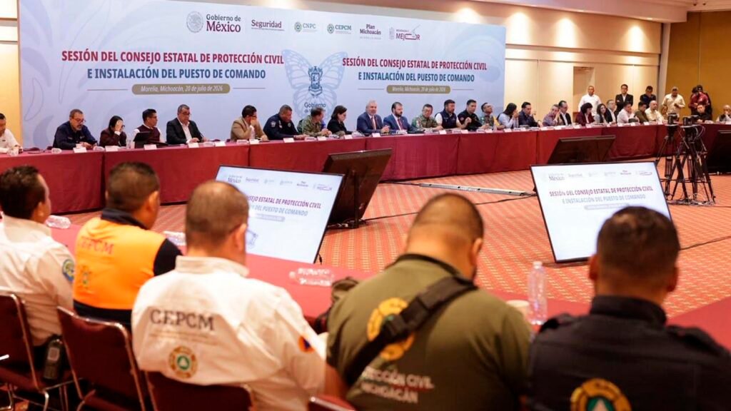Alfredo Ramírez Bedolla y Laura Velázquez Alzúa durante la instalación del Puesto de Comando Interinstitucional en Michoacán por la temporada de lluvias.