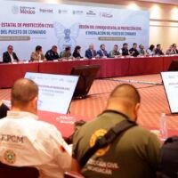 Alfredo Ramírez Bedolla y Laura Velázquez Alzúa durante la instalación del Puesto de Comando Interinstitucional en Michoacán por la temporada de lluvias.