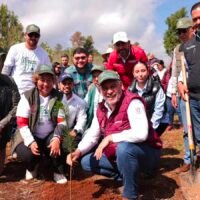 Alfredo Ramírez Bedolla participa en la jornada de reforestación en la cuenca del lago de Pátzcuaro.