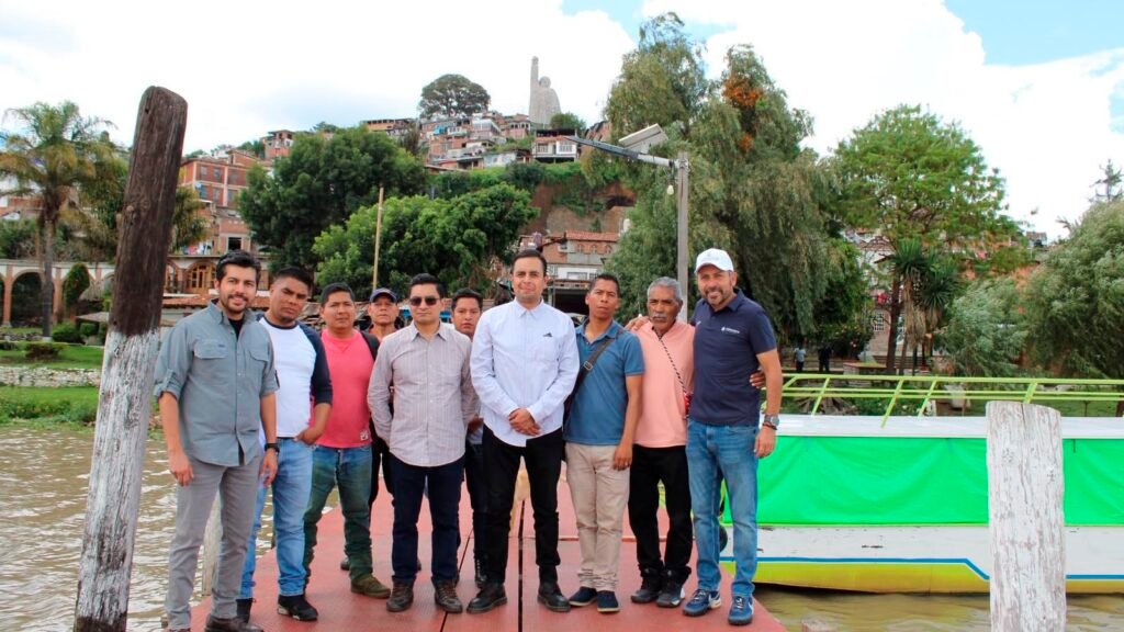 Trabajos de rehabilitación en una planta de tratamiento de aguas residuales en la cuenca del lago de Pátzcuaro.