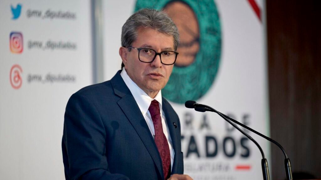 Ricardo Monreal ofrece declaraciones en la Cámara de Diputados.