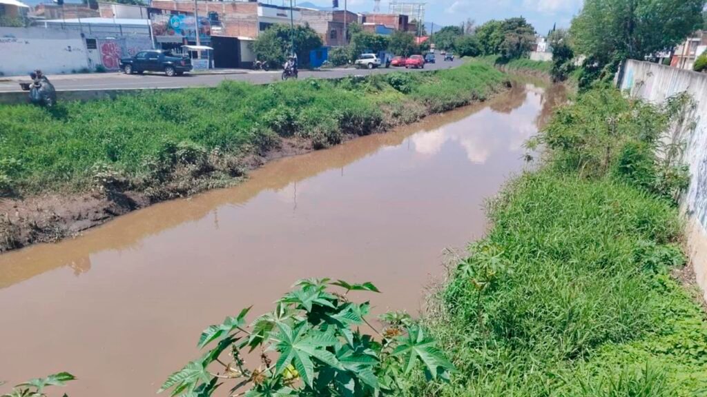 Personal supervisa el cauce del Río Grande de Morelia durante la temporada de lluvias.