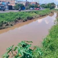 Personal supervisa el cauce del Río Grande de Morelia durante la temporada de lluvias.